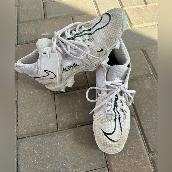 Nike Alpha White Athletic cleats Boys size 5 - Picture 1 of 6
